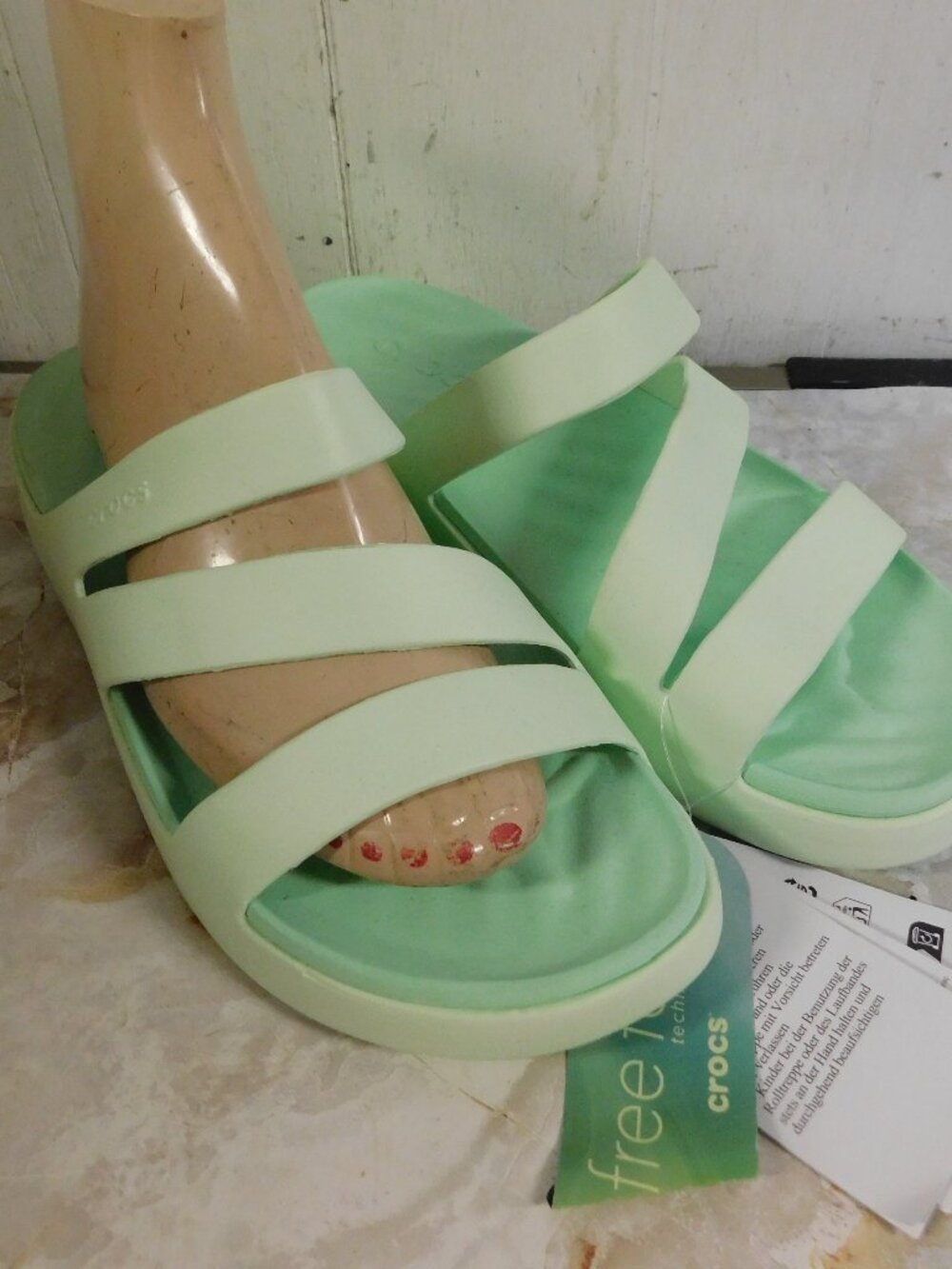 Gateway Strappy Crocs Slide on Sandals Free Feel New w/ Tag sz 9